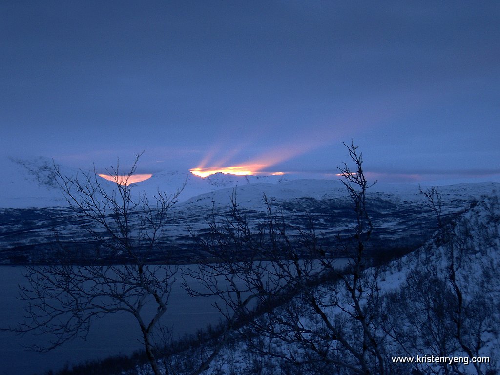 PB200116.jpg - Solen kjemper mot den kommende mørketiden....