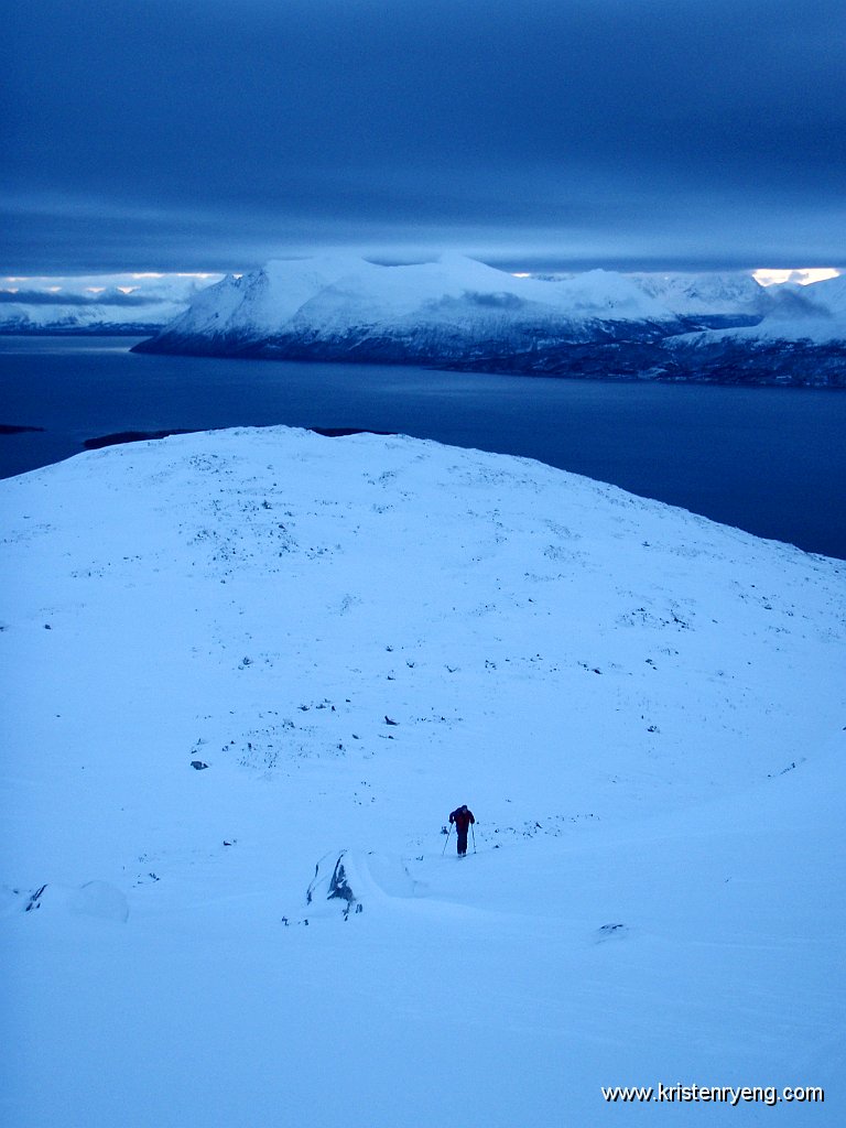 PB200121.jpg - Blått lys så og si hele dagen. Lite dagslys kombinert med overskyet vær er utfordrende for de fleste kamera.