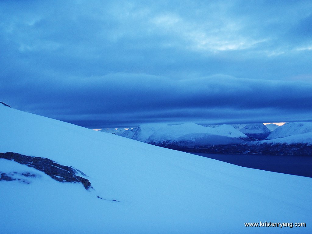 PB200134.jpg - Ullstinden midt i bildet.