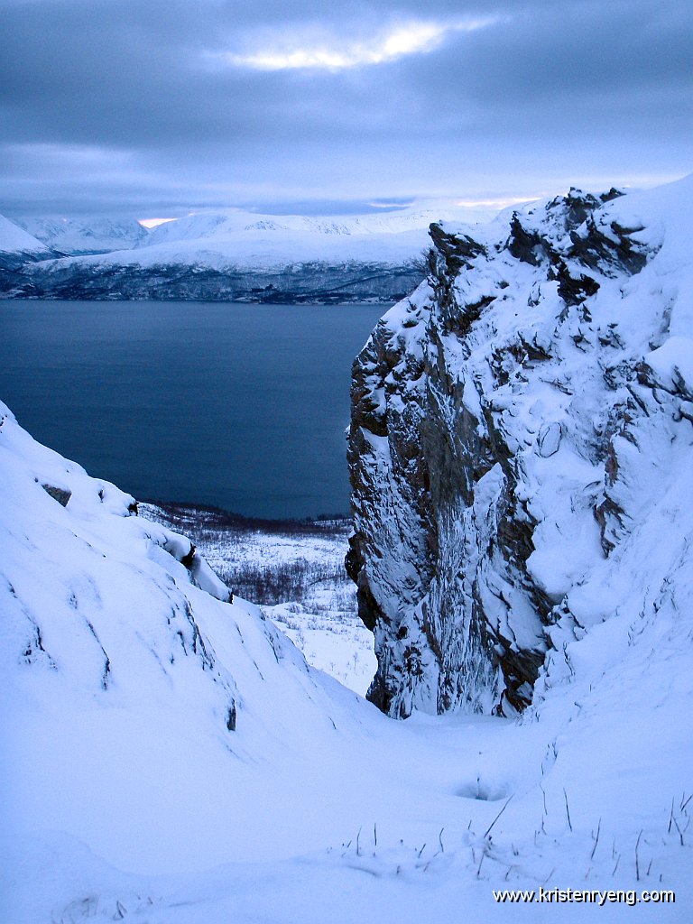 PB200154.jpg - En spennende renne på vei ned... men litt lite snø til at vi tok sjansen denne gang.