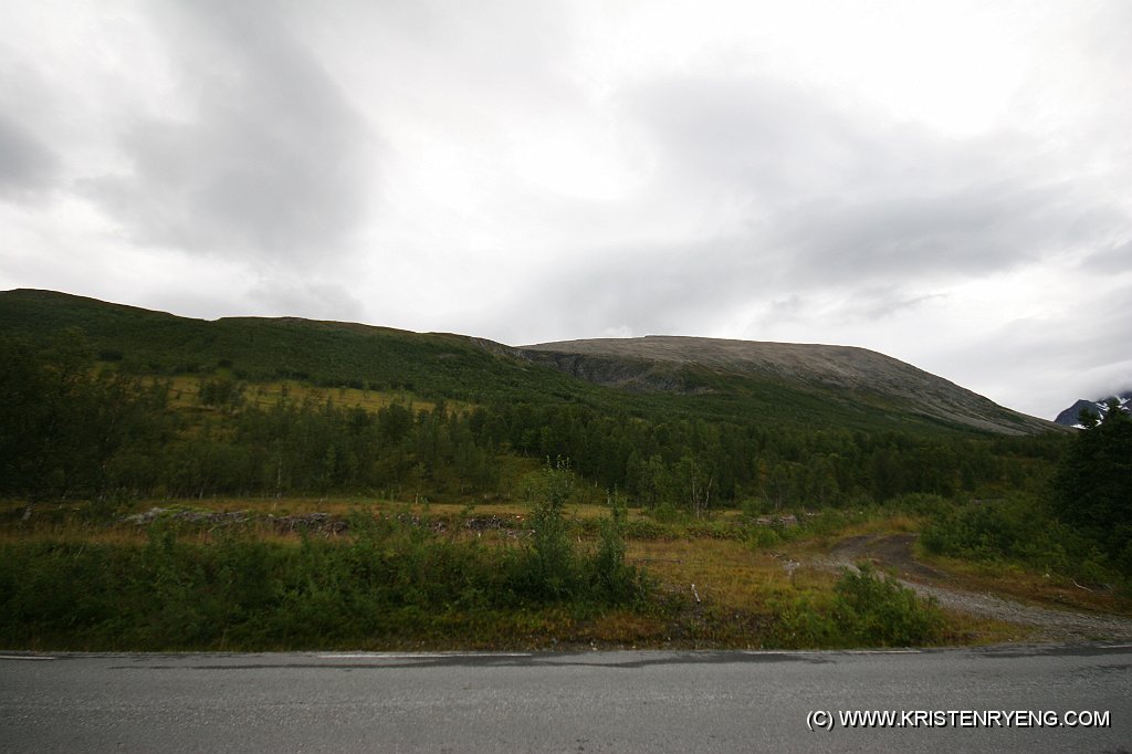 IMG_0348.JPG - Fra parkeringen. Her mot Botnfjellet og ryggen videre mot Steinfjellet.