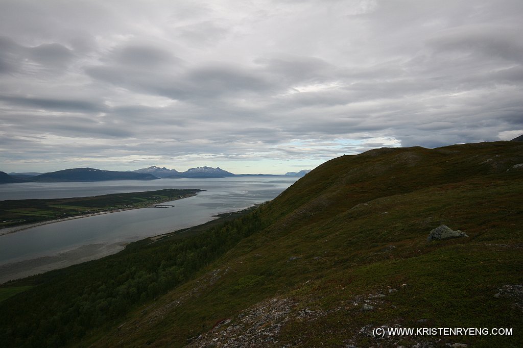 IMG_0378.JPG - Botnfjellet med Stortuva i høyre billedkant. Sørlenangen mot nord.