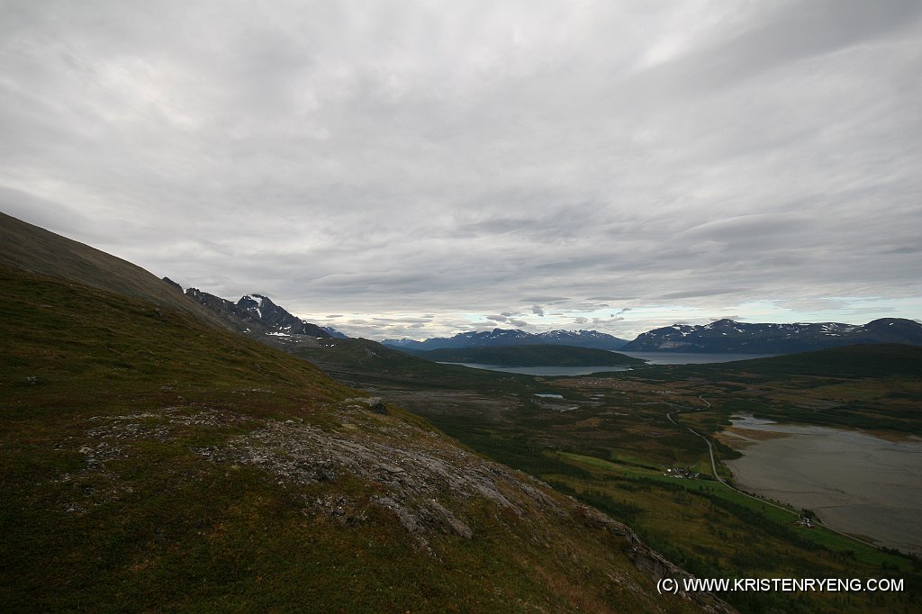 IMG_0381.JPG - Sørlenangsbotn nede til høyre. Bak, ca midt i bildet, ses Jægervatn.