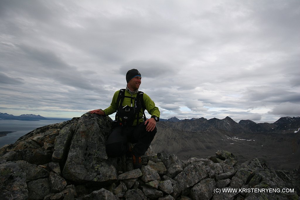 IMG_0446.JPG - Kristen på toppen av Ololsatinden, 954 moh.