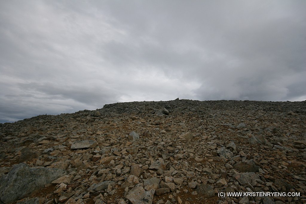 IMG_0460.JPG - Toppan av Steinfjellet viser seg.