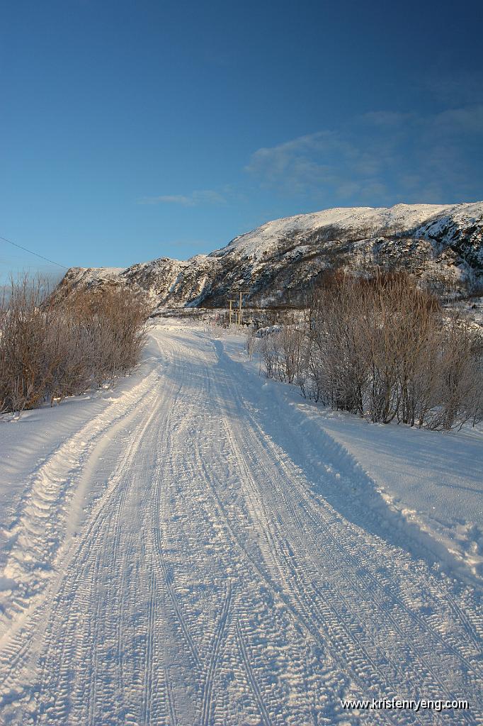 IMG_0002.JPG - Fra parkeringen innerst i Vågsbotn. Kjør av veien opp mot Lomvatnet. En liten hyttevei med bom (som var åpen). Parkering gikk greit nedenfor hyttene her.