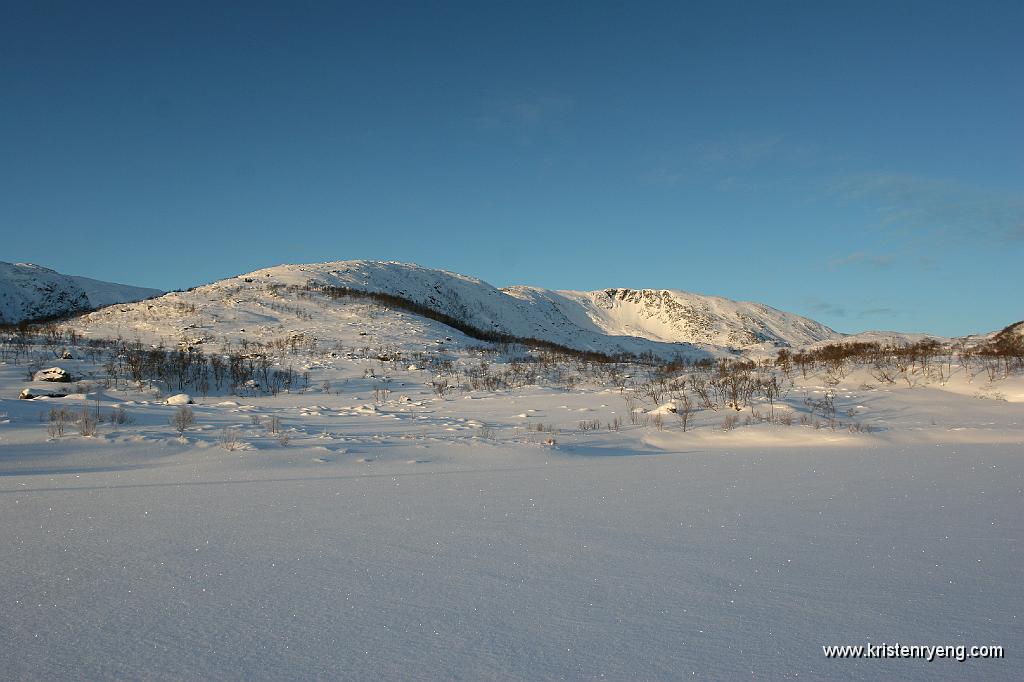 IMG_0005.JPG - Ryggen som leder inn mot Oterstrandtinden. Tatt fra Lomatnet ved parkeringen.