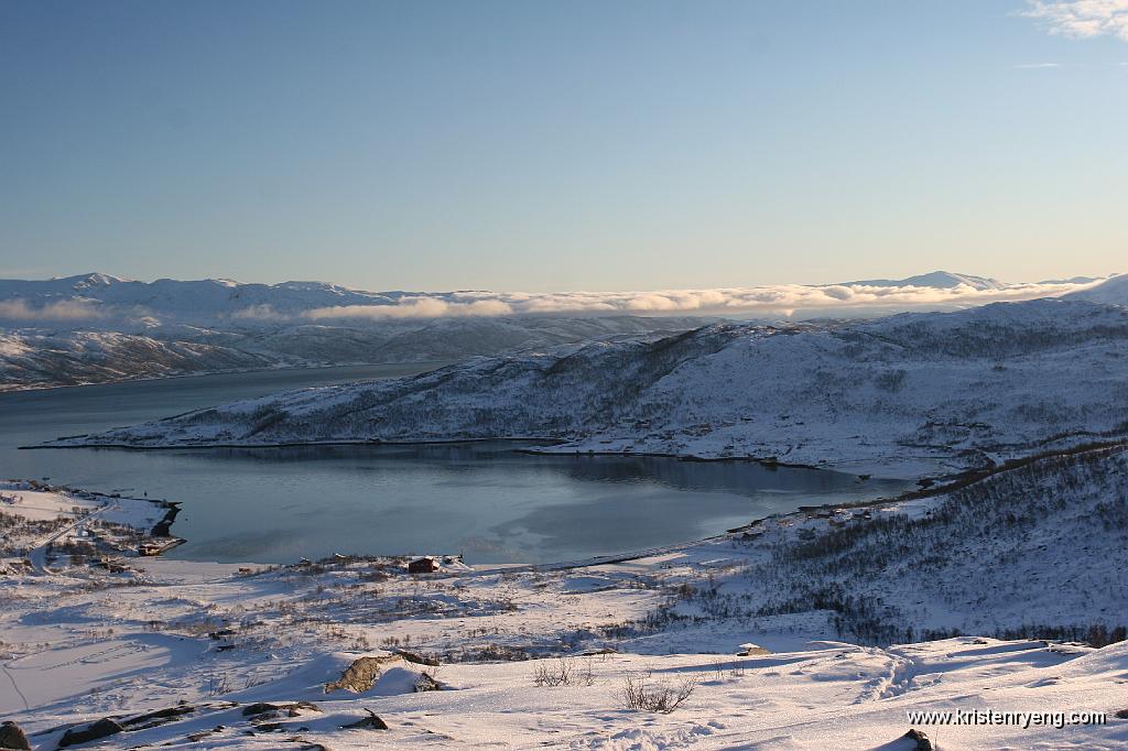 IMG_0011.JPG - Kvaløyvågen. Lomvatnet nede til venstre i bildet.