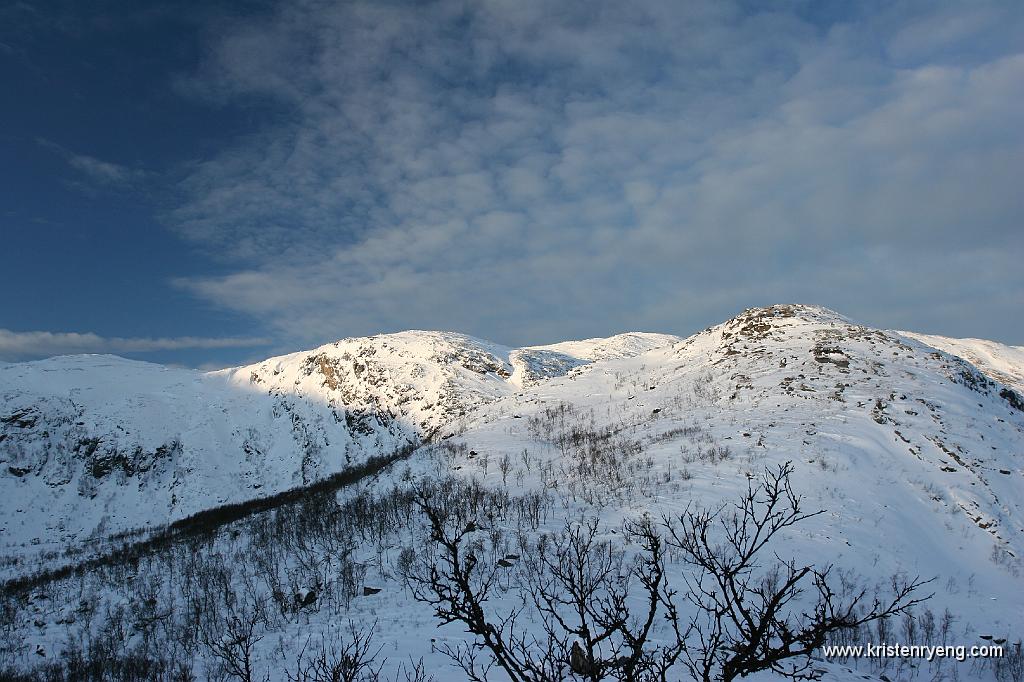 IMG_0016.JPG - Solen skinner over Oterstrandtinden.