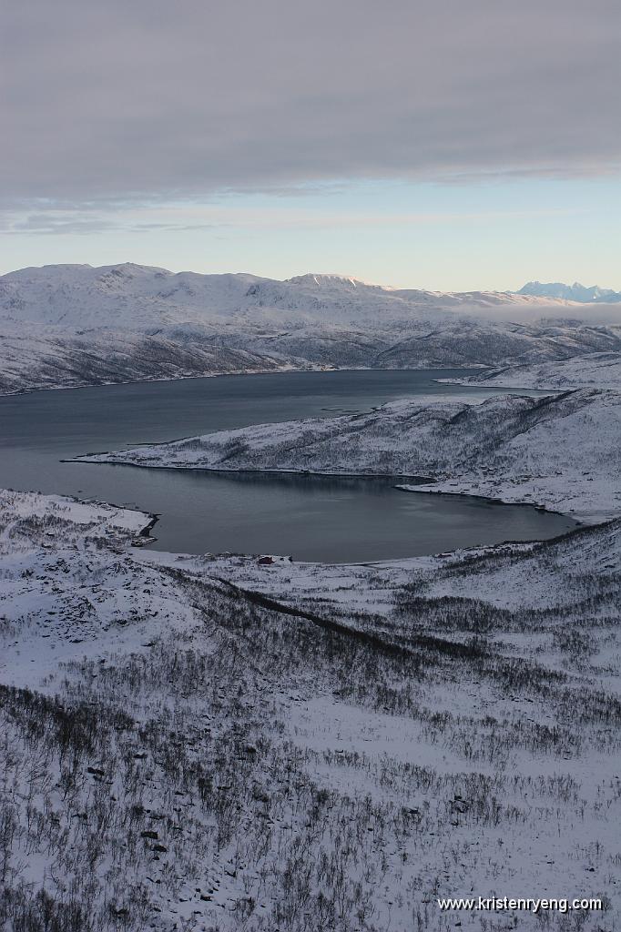 IMG_0032.JPG - Utsikt tilbake mot Kvaløyvågen fra toppen.