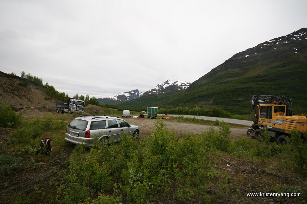 IMG_0001.JPG - Parkering ved et lite grustak rett før veien krysser Tiurelva.