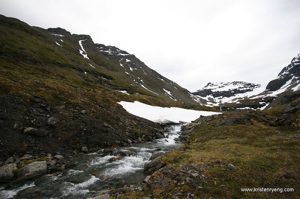 IMG_0025.JPG - Navnløs topp (1106 moh) rett frem. Rasmustinden opp til venstre i bildet.