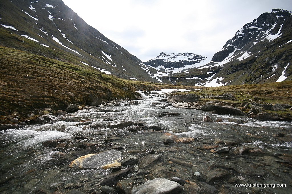 IMG_0045.JPG - Oppe i "gryta" er det flere egnede steder hvor Tiurelva lar seg krysse relativt tørrskodd.