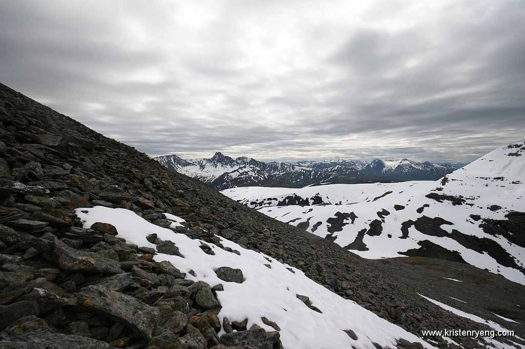 IMG_0111.JPG - Oppe i høyden kommer utsikten mot Balsfjord og fjellene sørøst for Lakselvdalen. Markant topp litt til venstre for midten er store Piggtind.