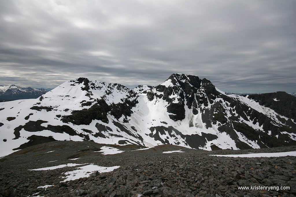 IMG_0115.JPG - Utsikt mot sørvest. Toppen i bakkant av navnløse topper (1106 oh 1223) er Henriktinden (1127 moh). Ute til høyre i bildet ses Litletinden (1017 moh)