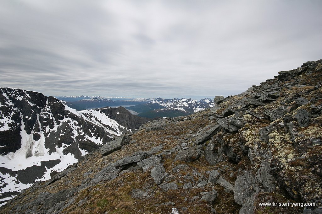 IMG_0123.JPG - Utsikt mot vest. Blåtinden / "Sovende soldat" (1180 moh) ses litt til venstre for midten.