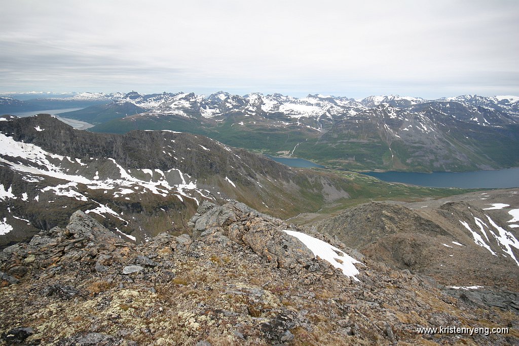 IMG_0132.JPG - Snart oppe på toppen. Utsikt mot sør og vi ser Tiurelven som renner ned langs Tiurdalen.