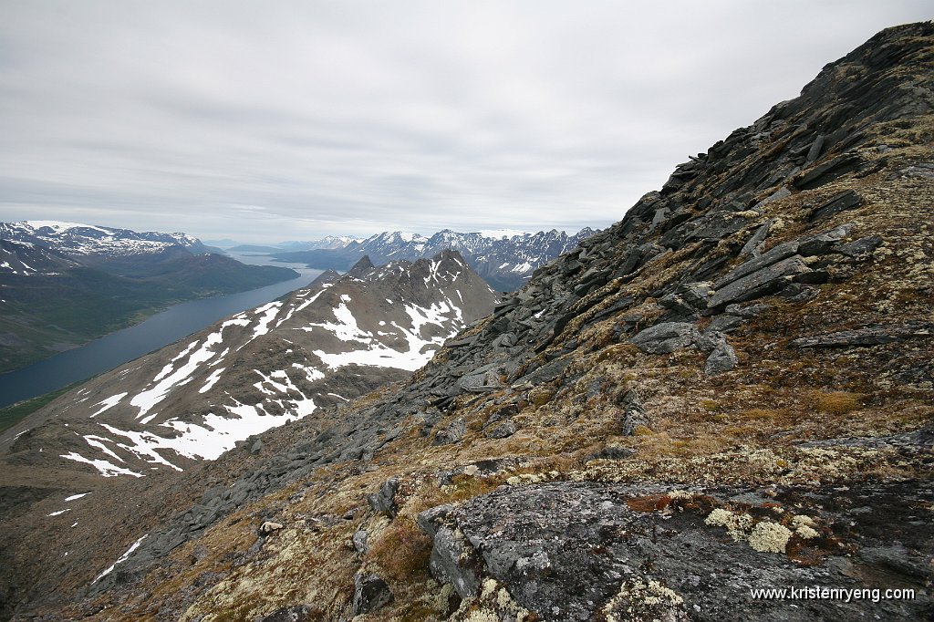 IMG_0135.JPG - Utsikt mot nord. Lille Piggtinden og Sørfjorden. Bak til høyre; Lyngsalpene.