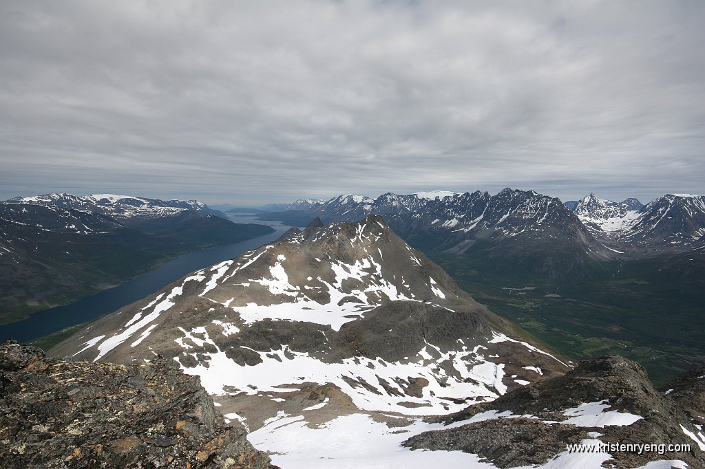 IMG_0154.JPG - Utsikt mot nord. Fjellkjeden rett frem er Skulvatindane med lille Piggtinden som det mest kjente.