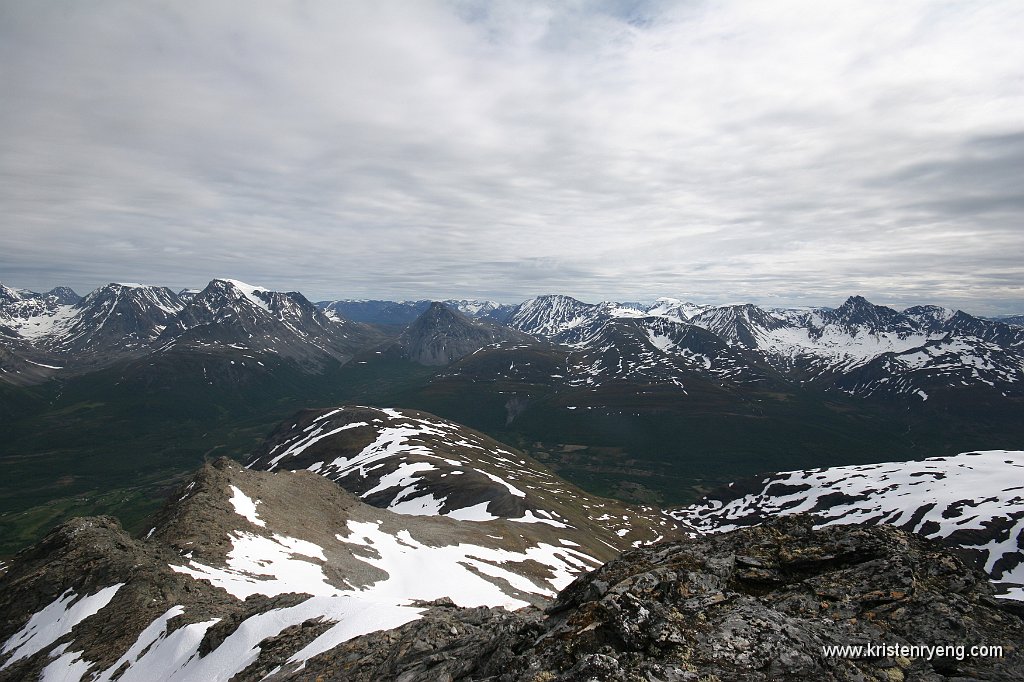 IMG_0160.JPG - Utsikt mot øst. Vardtinden ses med sin karakteristiske hesteskoform litt til høyre for midten av bildet.