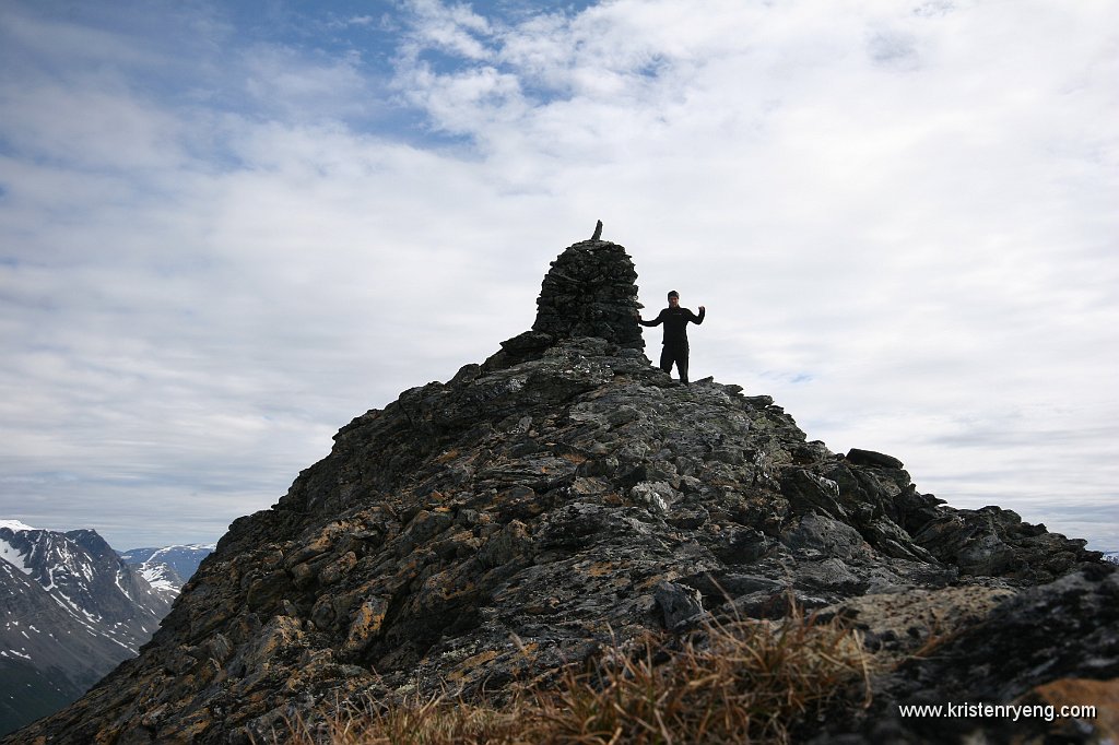 IMG_0219.JPG - Kristen på toppen av Rasmustinden (1224 moh)