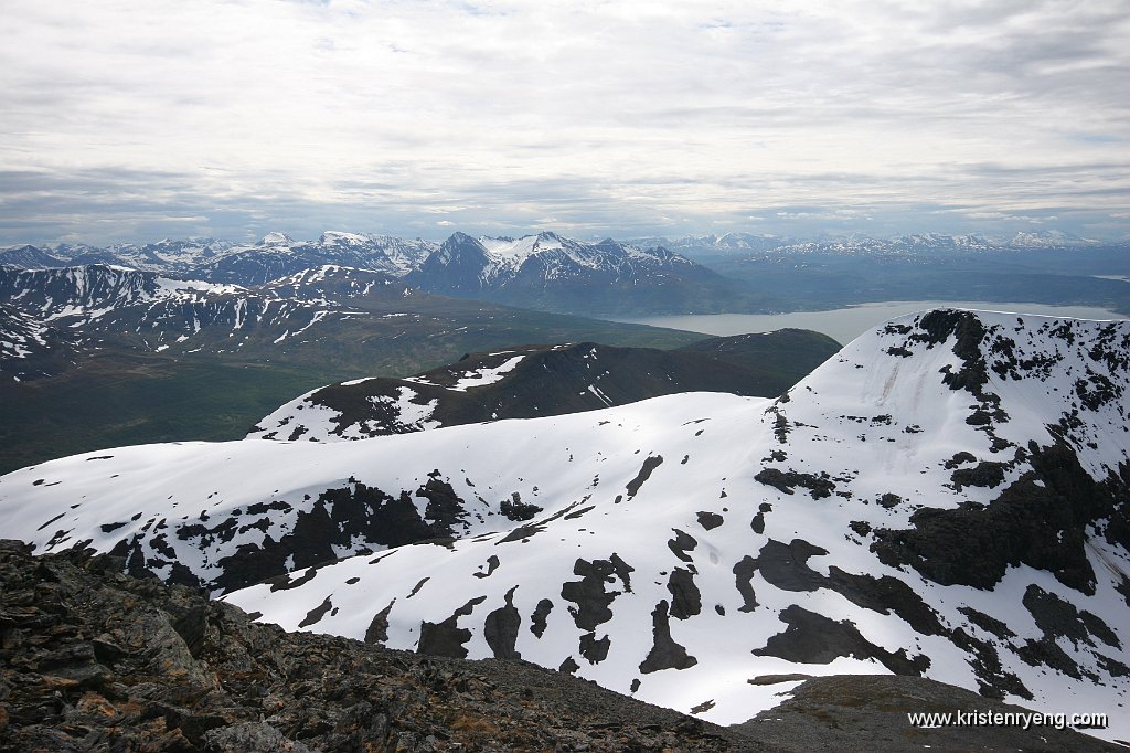 IMG_0224.JPG - Utsikt mot Kistefjellet's langstrakte rygg som leder ned mot Balsfjorden.