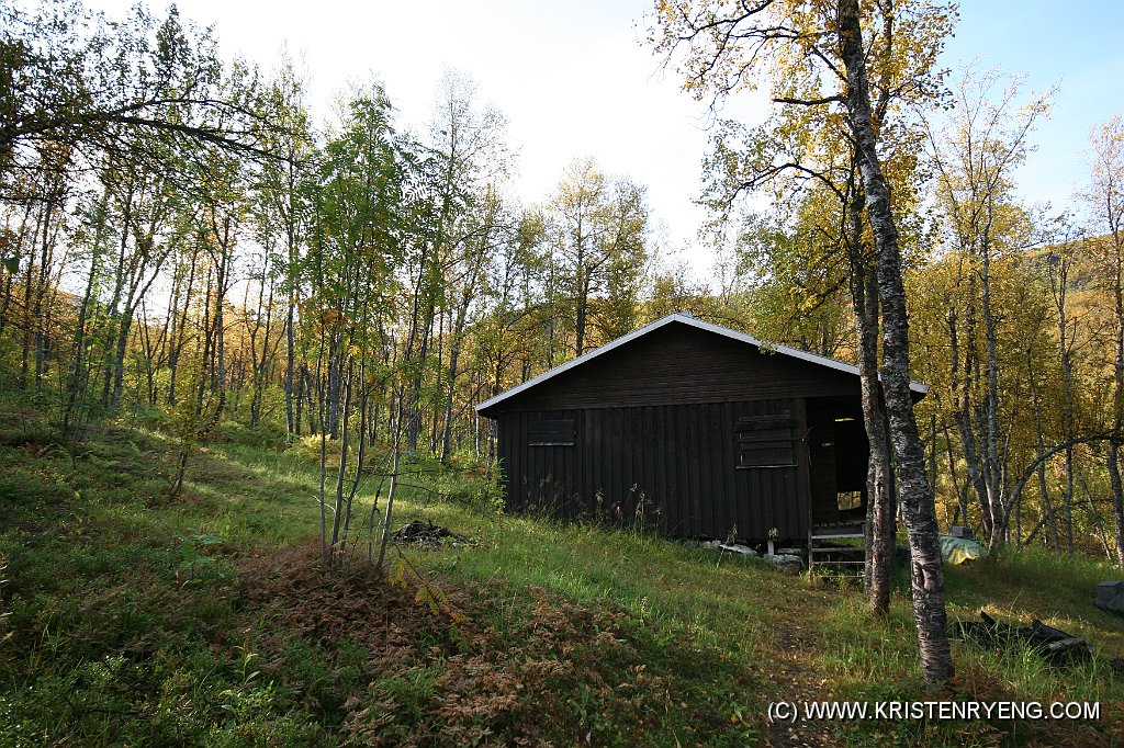 IMG_0388.JPG - Usikker på hvem som eier hytta som ligger i bakkene opp mot ryggen av Tromsdalstinden.