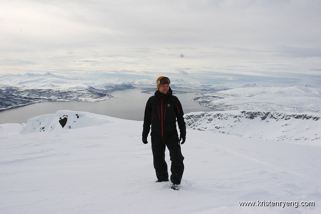 IMG_0217.JPG - Kristen på toppen av Skulgamtinden, 824 moh