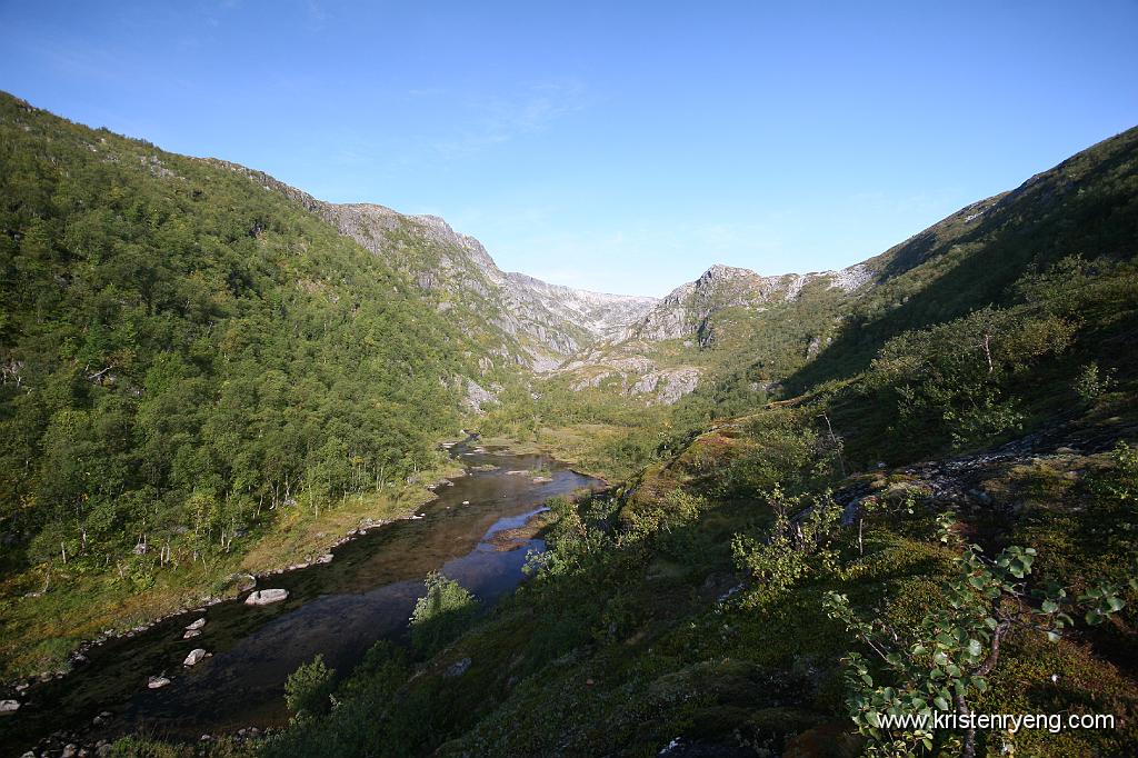 IMG_0009.JPG - "Andrevannet" på vei opp mot Stordalen. Traseen slynger seg opp langs dalføret midt i bildet.