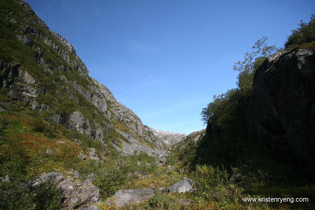 IMG_0032.JPG - Trangt pass før man ankommer "Tredjevannet"