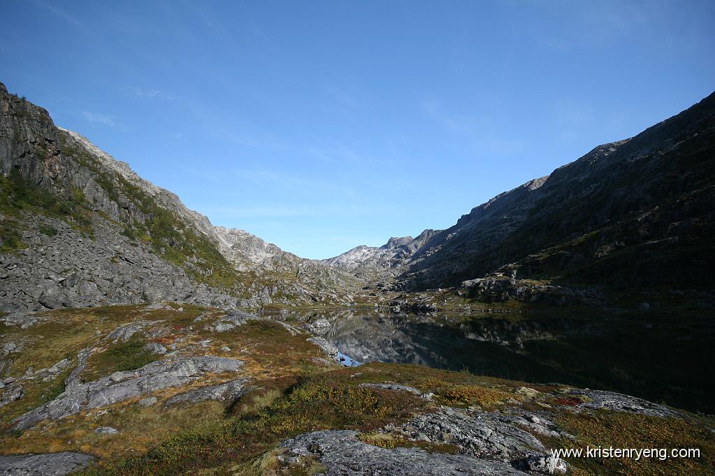 IMG_0097.JPG - Fjerdevannet. Herfra skrår traseen opp mot ryggen og Skulgamtinden som ses bakerst midt i bildet.