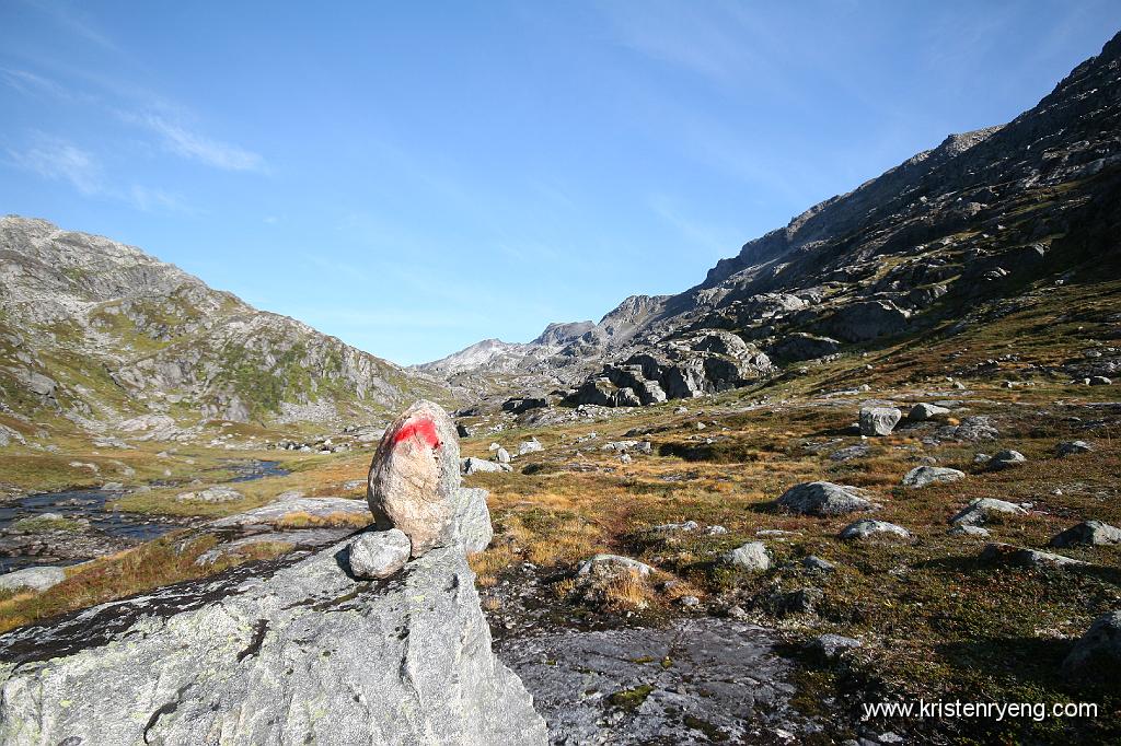 IMG_0109.JPG - Gule merkelapper erstattes av varder på vei opp fra Fjerdevannet.