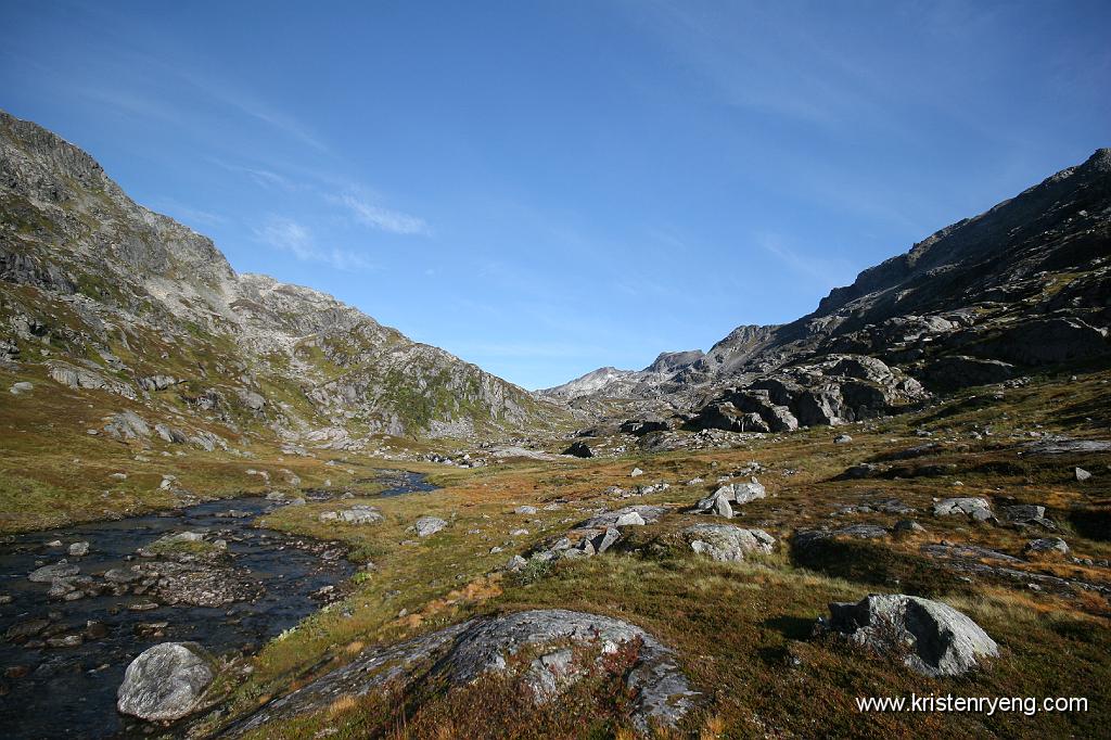 IMG_0113.JPG - Stordalen med utsikt mot Skulgamtinden. "Fjellet" til venstre for Skulgamtinden er Kløfttippen.