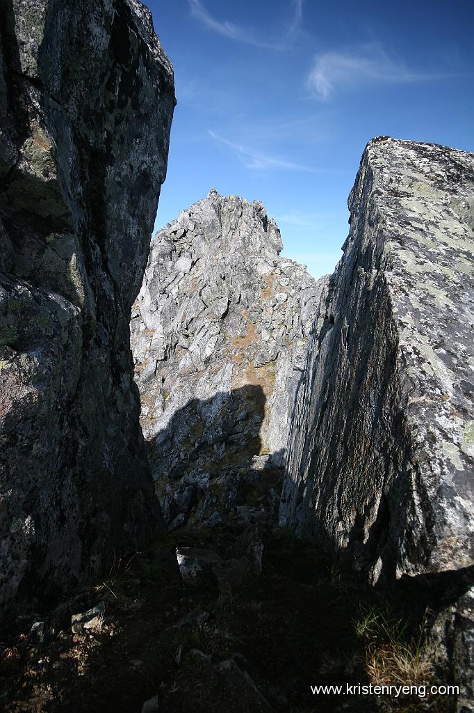 IMG_0185.JPG - Siste del av ruten opp. Først ned mellom bergene i bildet, deretter opp de siste høydemetrene.