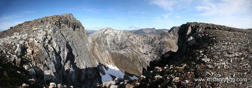 Untitled_Panorama5.jpg - Fra fortoppen til Skulgamtinden. Utsikten er upåklagelig.