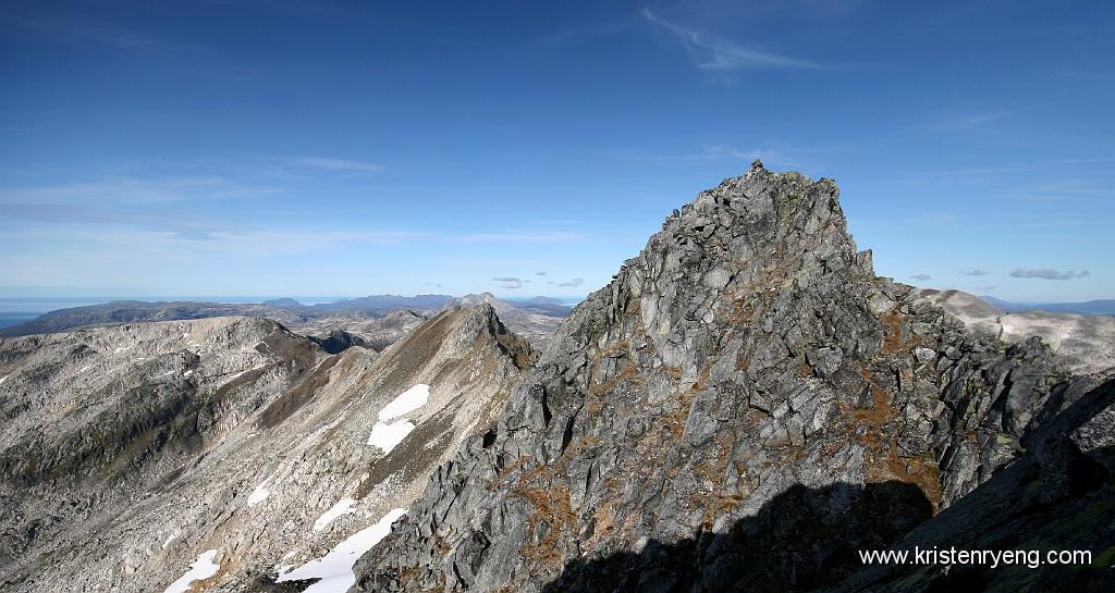 Untitled_Panorama6.jpg - Skulgamtinden til høyre. Kløfttippen nede litt til venstre for midten av bildet.