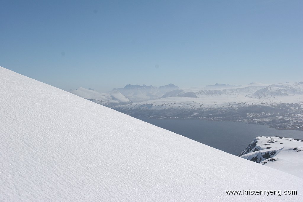 IMG_0150.JPG - Utsikt mot fastlandet. Ullstinden (1078 moh) ses helt ute til venstre i bildet.