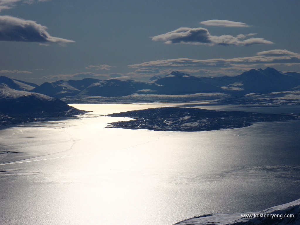 P4030413.JPG - Tromsøya med Tromsøbrua over mot fastlandet og Tromsdalen.