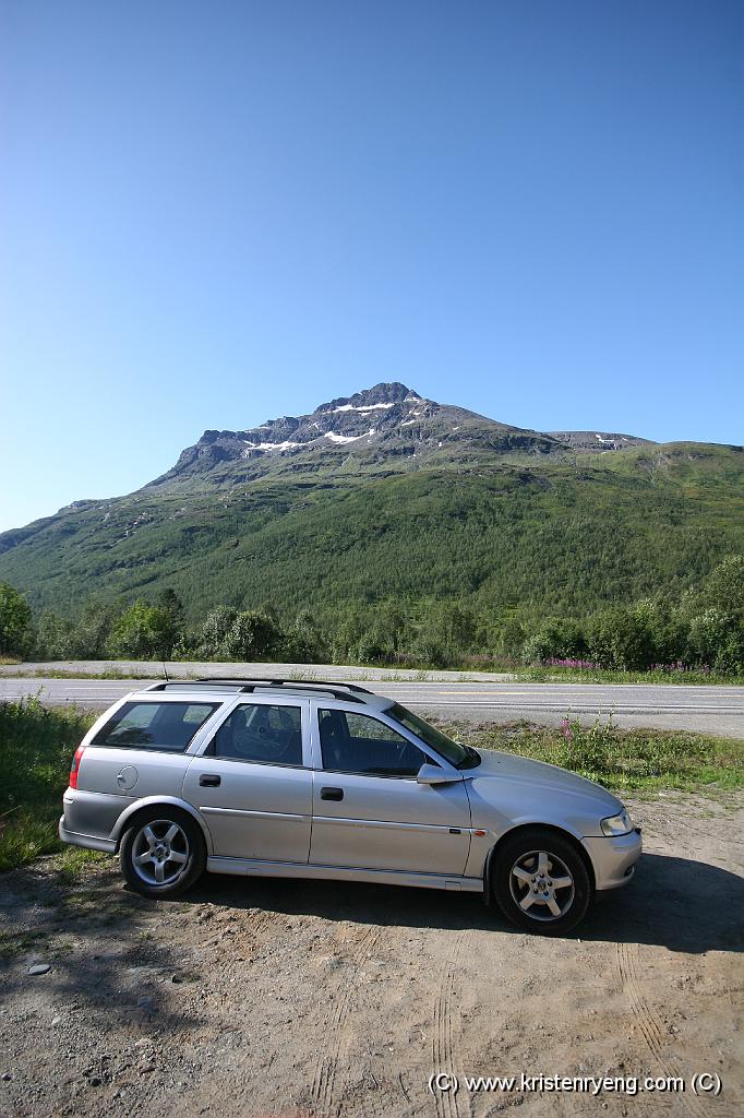 IMG_0005.JPG - På motsatt side av veien ligger Andersdaltinden (1221 moh).