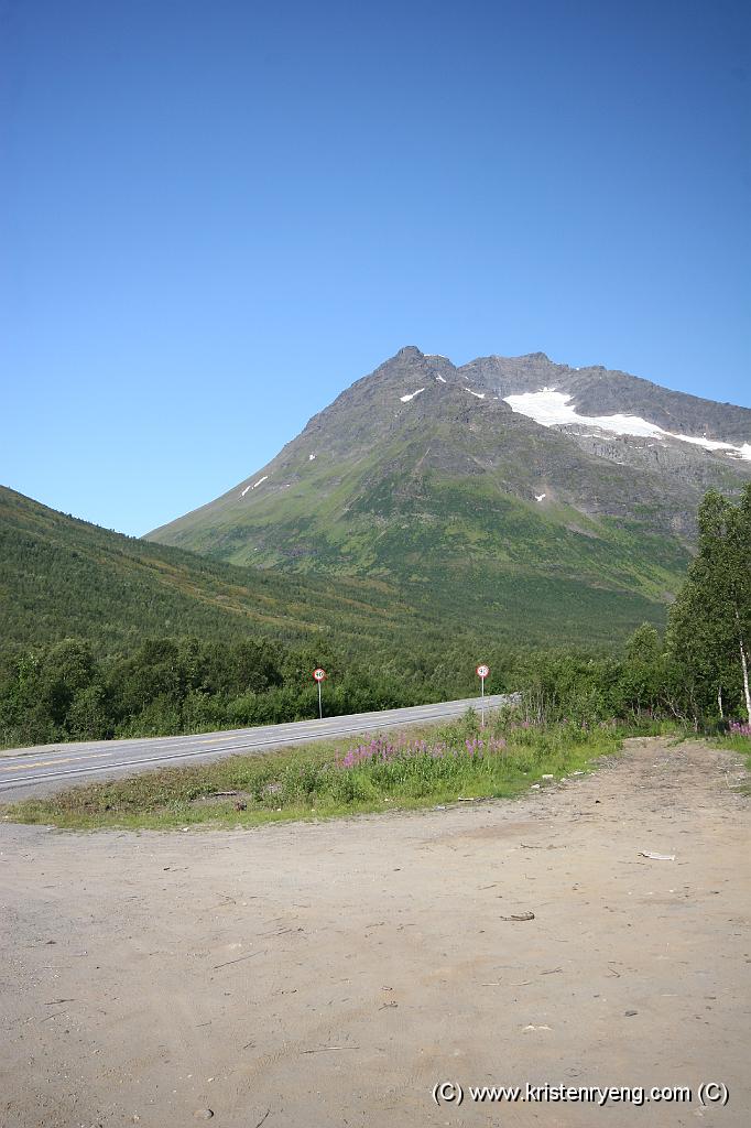 IMG_0006.JPG - Nord for Andersdaltinden (ute av bildet i venstre kant) ligger Stortinden (1320 moh) - et bratt, men bør være et overkommelig sommertur-fjell for fremtiden.