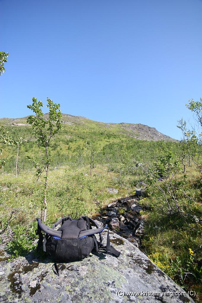 IMG_0027.JPG - En drikkepause ved en liten bekk på vei inn mot stigningen opp mot ryggen.