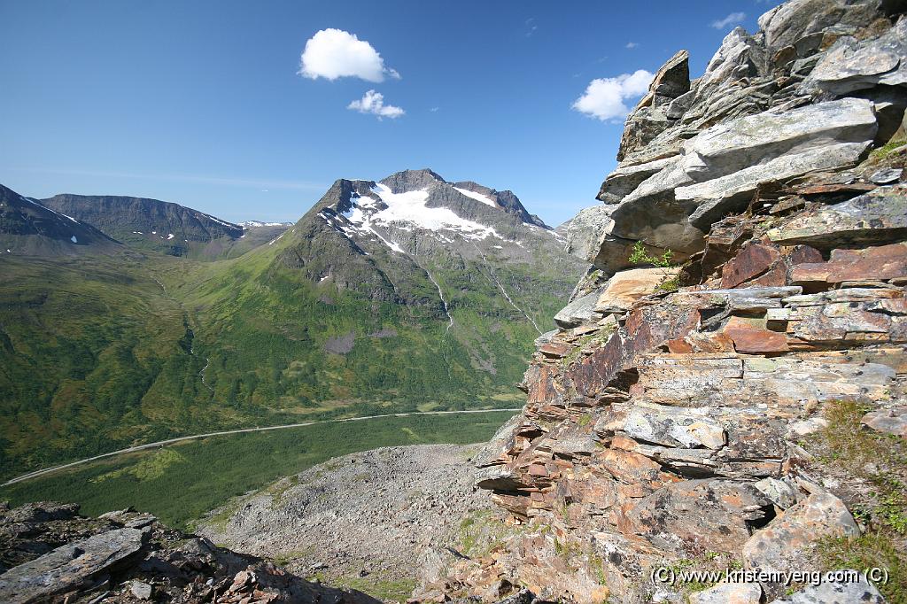 IMG_0052.JPG - Oppe på ryggen som leder mot toppen er det flott utsikt mot nord. Her over Lavangsdalen og Stortinden (1320 moh)