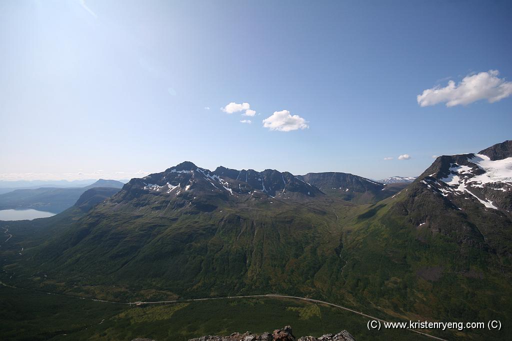 IMG_0084.JPG - Balsfjorden til venstre. Skrått opp til høyre og litt bak i disen ses Fugltinden (1033 moh). Litt til venstre for midten av bildet ligger Andersdaltinden (1221 moh) og bak og til høyre for den stikker Svartnestinden (1214 moh) opp.
