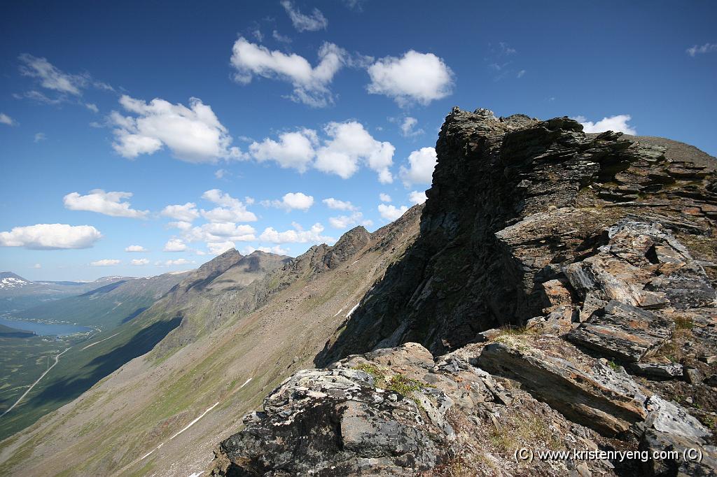 IMG_0092.JPG - Sørbotn nede til venstre. Fjellene skrått opp til høyre fra fjorden er Henrikstinden (1270 moh) og Durmålstinden (1200 moh)