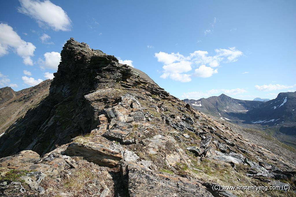 IMG_0094.JPG - Fjellryggen videre mot toppen som ligger bak skrenten midt i bildet.