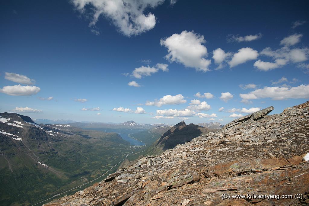 IMG_0107.JPG - Strålende utsikt mot Ramfjorden og Tromsdalstinden mot nord. På avstand ser ikke Tromsdalstinden særlig høy ut, gjør den vel? :-))