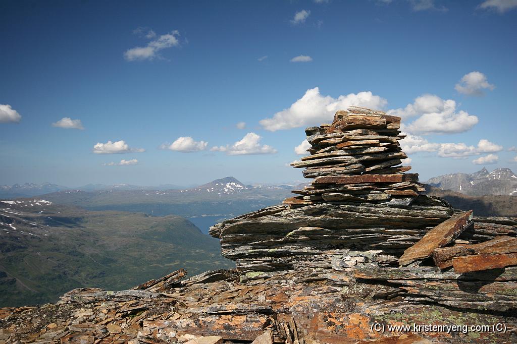 IMG_0109.JPG - Toppvarden på Smalaktinden (1244 moh). Ryggen opp til varden er også kommunegrensen mellom Tromsø og Balsfjord kommune. Så her kan man stå med en fot i Tromsø kommune og den andre i Balsfjord kommune - alt i en høyde på 1244 meter over havet.