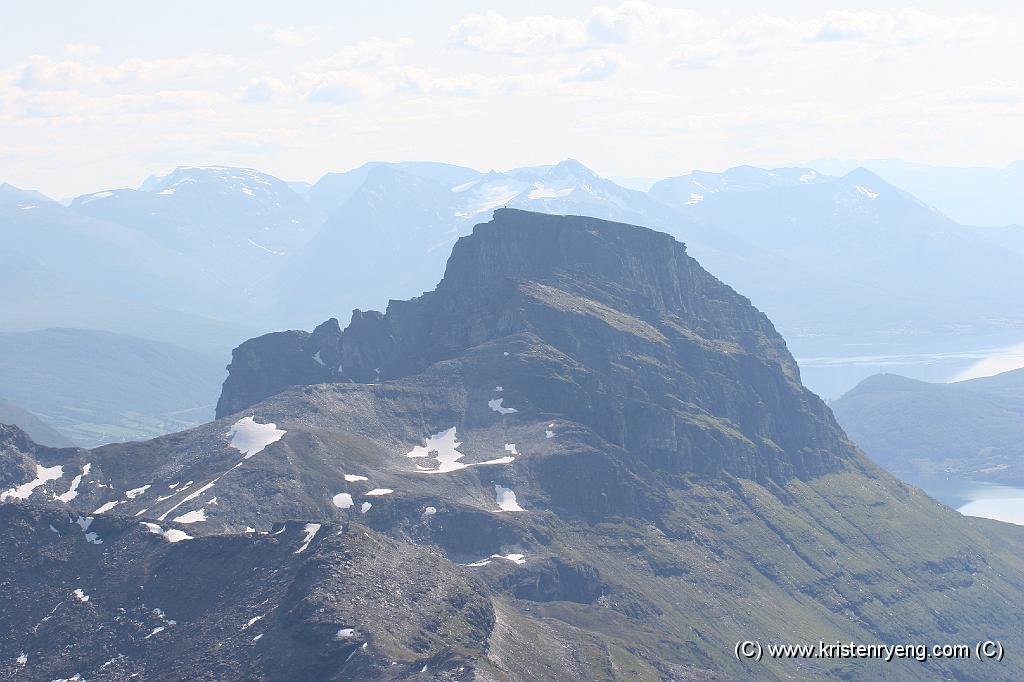 IMG_0121.JPG - Blåtinden sett fra Smalaktinden. Den store varden på toppen ses på bildet helt til venstre på topplatået.