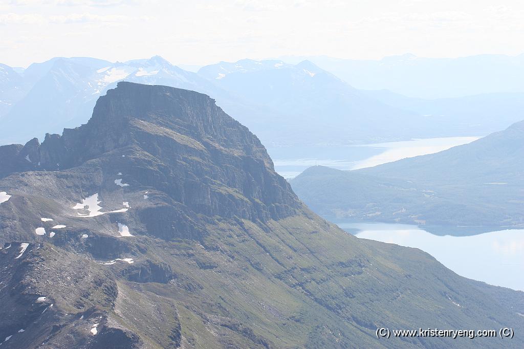 IMG_0146.JPG - Blåtinden med Balsfjorden nede til høyre i bildet.