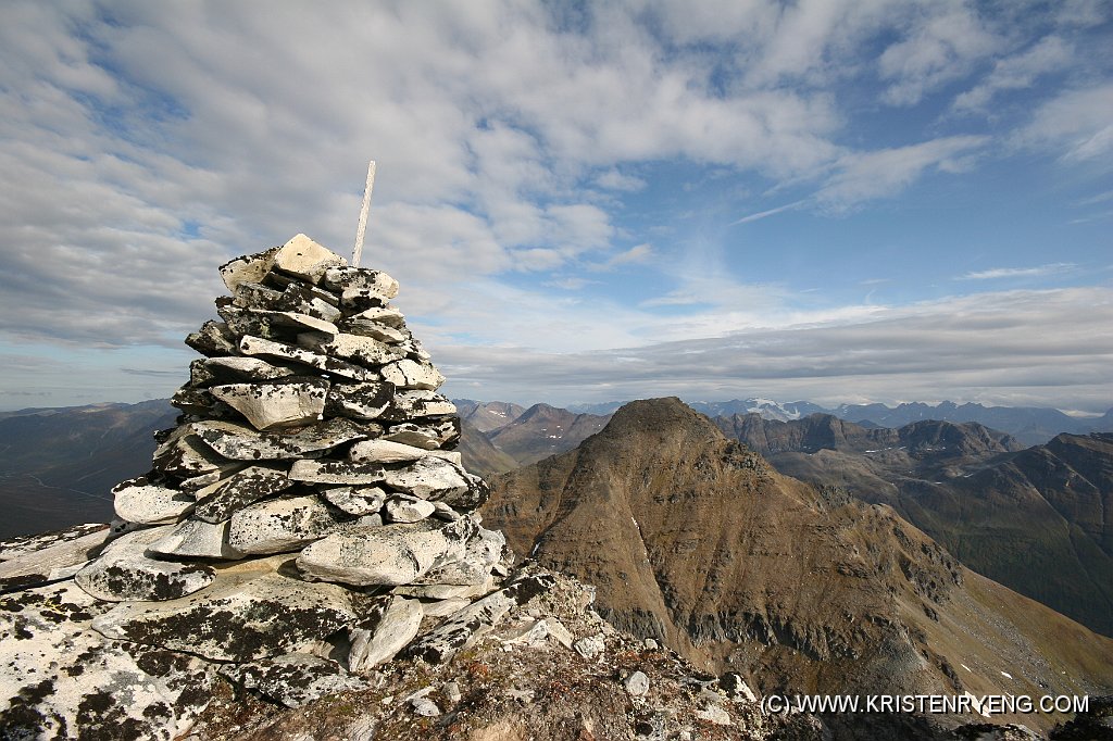 IMG_0181.JPG - Toppvarden på Snømannen, 1196 moh. Andersdaltinden bak.